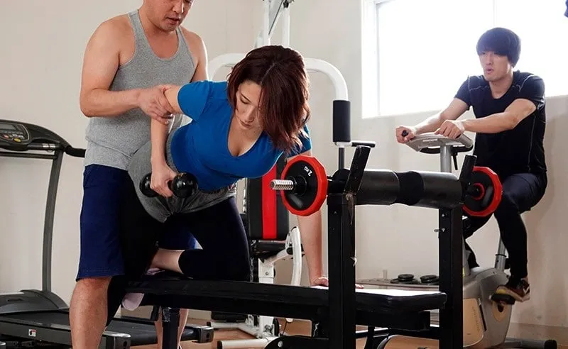 Anh xã phát hiện cô vợ địt trộm với huấn luyện viên thể hình