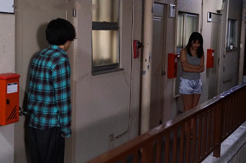 Bí mật vụng trộm với cô gái nhà kế bên cãi nhau bị anh xã đuổi ra cửa