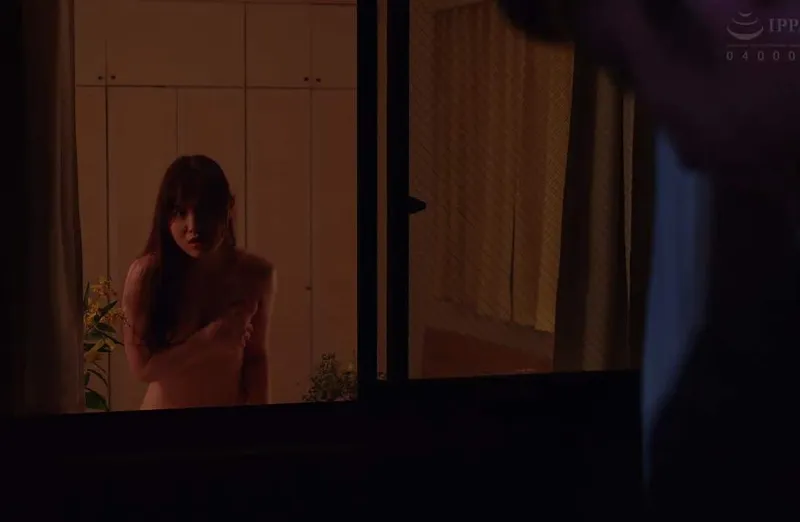 Em gái hàng xóm gã chồng chồng nhà bên thường xuyên thay đồ ở ngay cửa sổ