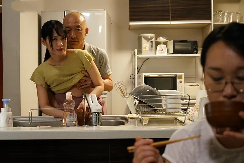 Chồng yêu nện con gái riêng của bà xã khi biết cô vợ không thể sinh con cho mình